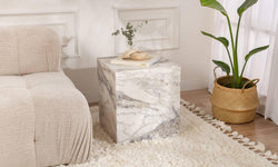 Küp bijzettafel marmer look