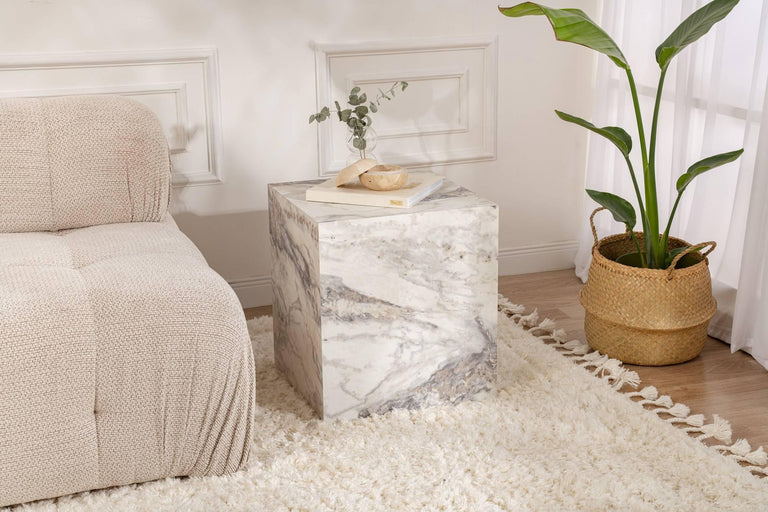 Küp bijzettafel marmer look